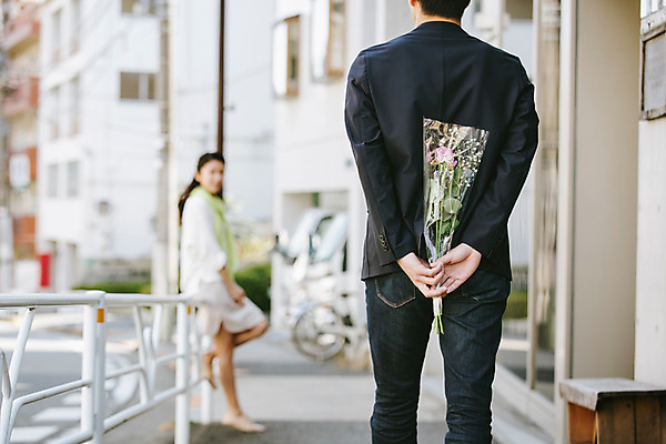 포토 JPG 주간 전신 외국인 식물 해외기획촬영 라이프스타일 커플 여자 남자 꽃 행복 여유 커플라이프 데이트 모션 거리 선물 서기 들기 사람 동양인 상반신 20대 성인 야외 두명 옆모습 뒷모습 아웃포커스 일본인 2015년일본 청년만 성인만 국내포토 자연요소 감정 뷰포인트 관계 촬영기법 인종 청년 생활 파일형식