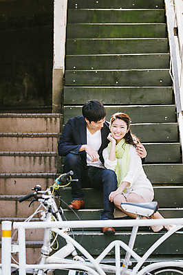 포토 JPG 주간 전신 외국인 해외기획촬영 라이프스타일 커플 여자 남자 행복 여유 커플라이프 데이트 모션 어깨동무 미소 사람 앉기 동양인 20대 성인 야외 두명 앞모습 계단 다정 일본인 2015년일본 청년만 성인만 국내포토 자연요소 감정 뷰포인트 포즈 컨셉 관계 표정 인종 청년 생활 파일형식