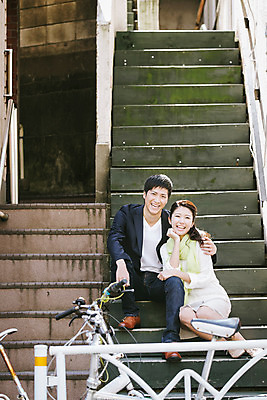 포토 JPG 주간 전신 외국인 해외기획촬영 라이프스타일 커플 여자 남자 행복 여유 커플라이프 데이트 모션 어깨동무 미소 사람 앉기 동양인 20대 성인 야외 두명 앞모습 계단 다정 일본인 2015년일본 청년만 성인만 국내포토 자연요소 감정 뷰포인트 포즈 컨셉 관계 표정 인종 청년 생활 파일형식