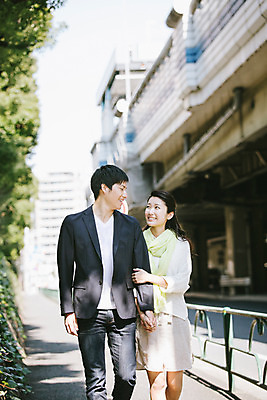 포토 JPG 주간 외국인 해외기획촬영 라이프스타일 커플 여자 남자 행복 여유 커플라이프 데이트 모션 거리 미소 사람 동양인 상반신 20대 성인 야외 두명 앞모습 걷기 팔짱 다정 일본인 2015년일본 청년만 성인만 국내포토 자연요소 감정 뷰포인트 컨셉 관계 표정 인종 청년 생활 파일형식