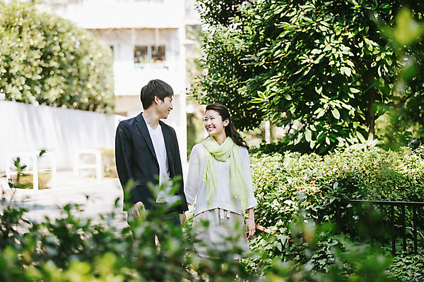 포토 JPG 주간 외국인 식물 해외기획촬영 라이프스타일 커플 여자 남자 행복 여유 커플라이프 데이트 모션 거리 미소 사람 동양인 상반신 20대 성인 야외 두명 앞모습 마주보기 걷기 다정 풀 일본인 2015년일본 청년만 성인만 국내포토 자연요소 감정 뷰포인트 컨셉 관계 표정 인종 청년 생활 파일형식