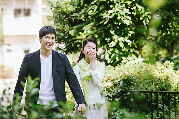 포토 JPG 주간 외국인 식물 해외기획촬영 라이프스타일 커플 여자 남자 행복 여유 커플라이프 데이트 모션 거리 미소 사람 동양인 손짓 상반신 20대 성인 야외 두명 앞모습 걷기 손잡기 다정 풀 일본인 2015년일본 청년만 성인만 국내포토 자연요소 감정 뷰포인트 컨셉 관계 표정 인종 청년 생활 파일형식