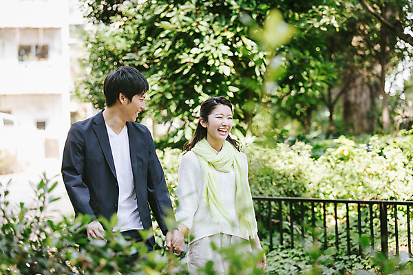 포토 JPG 주간 외국인 해외기획촬영 라이프스타일 커플 여자 남자 행복 여유 커플라이프 데이트 모션 거리 미소 사람 동양인 상반신 20대 성인 야외 두명 앞모습 걷기 손잡기 다정 일본인 2015년일본 청년만 성인만 국내포토 자연요소 감정 뷰포인트 컨셉 관계 표정 인종 청년 생활 파일형식