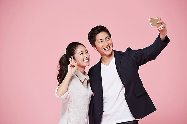 포토 JPG 스튜디오촬영 외국인 해외기획촬영 라이프스타일 커플 여자 남자 커플라이프 모션 함께함 실내 사랑 서기 미소 들기 사람 동양인 손짓 상반신 20대 성인 두명 앞모습 옆모습 스마트폰 사진촬영 다정 셀프카메라 일본인 브이 2015년일본 청년만 성인만 국내포토 감정 뷰포인트 컨셉 관계 표정 인종 청년 내부 생활 핸드폰 스마트기기 촬영 파일형식