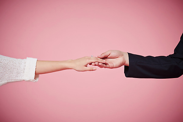 포토 JPG 스튜디오촬영 외국인 해외기획촬영 라이프스타일 손 커플 여자 남자 커플라이프 모션 함께함 실내 사랑 사람 동양인 20대 성인 두명 신체부위 손잡기 다정 반지 일본인 약혼반지 2015년일본 청년만 성인만 국내포토 감정 컨셉 장신구 관계 인종 청년 내부 생활 파일형식