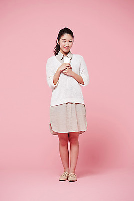 포토 JPG 스튜디오촬영 전신 외국인 해외기획촬영 우먼라이프 라이프스타일 여자 모션 실내 한명 서기 미소 들기 사람 동양인 20대 성인 앞모습 스마트폰 일본인 2015년일본 여자만 여자한명만 성인여자만 청년만 청년여자만 성인한명만 청년여자한명만 성인여자한명만 성인만 국내포토 1 뷰포인트 표정 인종 청년 내부 생활 핸드폰 스마트기기 파일형식