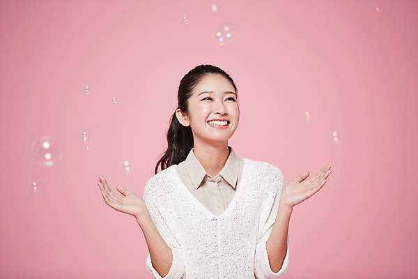 포토 JPG 스튜디오촬영 외국인 해외기획촬영 우먼라이프 라이프스타일 여자 모션 실내 한명 서기 미소 사람 동양인 손짓 상반신 20대 성인 앞모습 비눗방울 일본인 즐거움 2015년일본 여자만 여자한명만 성인여자만 청년만 청년여자만 성인한명만 청년여자한명만 성인여자한명만 성인만 국내포토 1 감정 뷰포인트 표정 인종 청년 내부 생활 파일형식