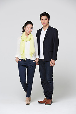 포토 JPG 스튜디오촬영 전신 외국인 해외기획촬영 라이프스타일 커플 여자 남자 커플라이프 모션 함께함 실내 사랑 서기 미소 사람 동양인 20대 성인 두명 앞모습 다정 일본인 2015년일본 청년만 성인만 국내포토 감정 뷰포인트 컨셉 관계 표정 인종 청년 내부 생활 파일형식