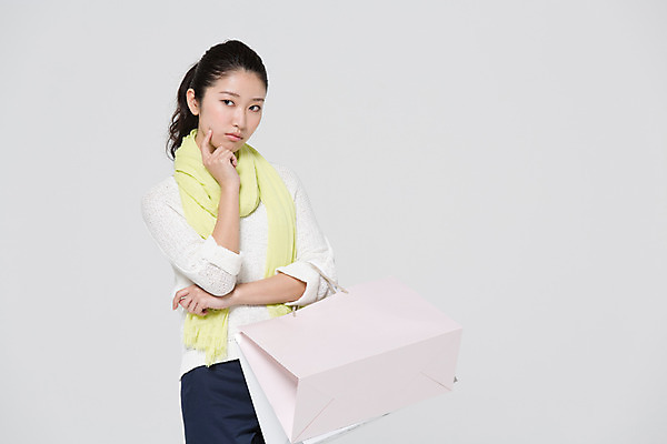 포토 JPG 스튜디오촬영 외국인 해외기획촬영 우먼라이프 라이프스타일 여자 생각 모션 실내 한명 서기 들기 사람 동양인 상반신 20대 성인 앞모습 쇼핑 쇼핑백 일본인 고민 2015년일본 여자만 여자한명만 성인여자만 청년만 청년여자만 성인한명만 청년여자한명만 성인여자한명만 성인만 국내포토 1 감정 뷰포인트 가방 인종 청년 내부 생활 파일형식