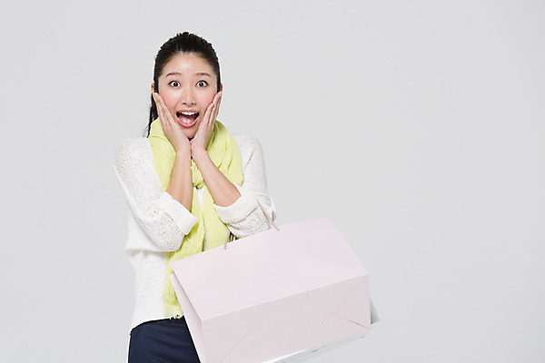 포토 JPG 스튜디오촬영 외국인 해외기획촬영 우먼라이프 라이프스타일 여자 모션 실내 한명 서기 미소 들기 사람 동양인 손짓 상반신 20대 성인 앞모습 쇼핑 쇼핑백 턱괴기 놀람 일본인 2015년일본 여자만 여자한명만 성인여자만 청년만 청년여자만 성인한명만 청년여자한명만 성인여자한명만 성인만 국내포토 1 감정 뷰포인트 가방 표정 인종 청년 내부 생활 파일형식