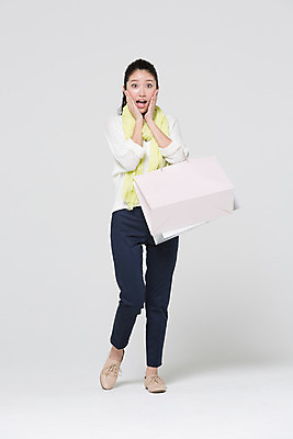 포토 JPG 스튜디오촬영 전신 외국인 해외기획촬영 우먼라이프 라이프스타일 여자 모션 실내 한명 서기 들기 사람 동양인 손짓 20대 성인 앞모습 쇼핑 쇼핑백 놀람 일본인 2015년일본 여자만 여자한명만 성인여자만 청년만 청년여자만 성인한명만 청년여자한명만 성인여자한명만 성인만 국내포토 1 감정 뷰포인트 가방 표정 인종 청년 내부 생활 파일형식