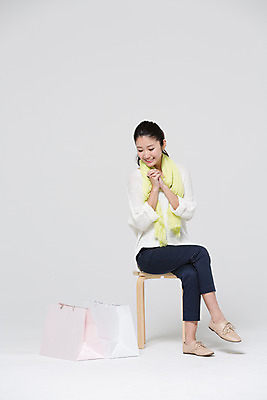 포토 JPG 스튜디오촬영 전신 외국인 해외기획촬영 우먼라이프 라이프스타일 응시 여자 의자 모션 실내 한명 사람 앉기 동양인 손짓 20대 성인 앞모습 쇼핑 쇼핑백 다리꼬기 일본인 2015년일본 여자만 여자한명만 성인여자만 청년만 청년여자만 성인한명만 청년여자한명만 성인여자한명만 성인만 국내포토 1 시선 뷰포인트 가구 가방 인종 청년 내부 생활 파일형식