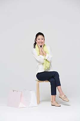 포토 JPG 스튜디오촬영 전신 외국인 해외기획촬영 우먼라이프 라이프스타일 여자 의자 모션 실내 한명 미소 사람 앉기 동양인 손짓 20대 성인 앞모습 쇼핑 쇼핑백 다리꼬기 일본인 2015년일본 여자만 여자한명만 성인여자만 청년만 청년여자만 성인한명만 청년여자한명만 성인여자한명만 성인만 국내포토 1 뷰포인트 가구 가방 표정 인종 청년 내부 생활 파일형식