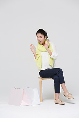 포토 JPG 스튜디오촬영 전신 외국인 해외기획촬영 우먼라이프 라이프스타일 응시 여자 의자 모션 실내 한명 사람 앉기 동양인 손짓 20대 성인 앞모습 쇼핑 쇼핑백 놀람 다리꼬기 일본인 2015년일본 여자만 여자한명만 성인여자만 청년만 청년여자만 성인한명만 청년여자한명만 성인여자한명만 성인만 국내포토 1 시선 감정 뷰포인트 가구 가방 표정 인종 청년 내부 생활 파일형식