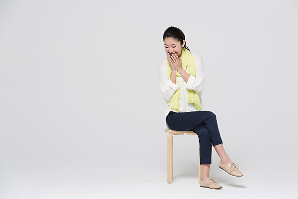 포토 JPG 스튜디오촬영 전신 외국인 해외기획촬영 우먼라이프 라이프스타일 응시 여자 의자 모션 실내 한명 미소 사람 앉기 동양인 손짓 20대 성인 앞모습 쇼핑 놀람 기쁨 다리꼬기 일본인 2015년일본 여자만 여자한명만 성인여자만 청년만 청년여자만 성인한명만 청년여자한명만 성인여자한명만 성인만 국내포토 1 시선 감정 뷰포인트 가구 표정 인종 청년 내부 생활 파일형식