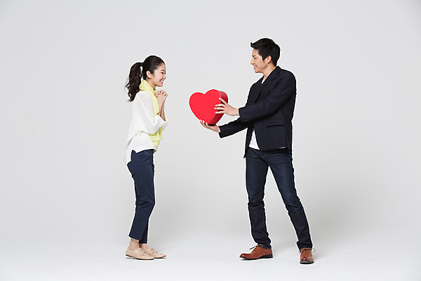 포토 JPG 스튜디오촬영 전신 외국인 해외기획촬영 라이프스타일 커플 여자 남자 커플라이프 프로포즈 모션 함께함 실내 사랑 서기 들기 사람 동양인 20대 성인 두명 옆모습 다정 하트 일본인 주기 2015년일본 청년만 성인만 국내포토 모양 감정 뷰포인트 컨셉 관계 인종 청년 내부 생활 파일형식