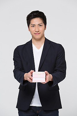 포토 JPG 스튜디오촬영 외국인 해외기획촬영 라이프스타일 남자 맨라이프 모션 실내 선물 한명 서기 미소 들기 사람 동양인 상반신 20대 성인 앞모습 일본인 2015년일본 남자만 남자한명만 성인남자만 청년만 청년남자만 청년남자한명만 성인한명만 성인남자한명만 성인만 국내포토 1 뷰포인트 표정 인종 청년 내부 생활 파일형식