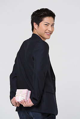 포토 JPG 스튜디오촬영 외국인 해외기획촬영 라이프스타일 남자 맨라이프 모션 실내 선물 한명 서기 미소 들기 사람 동양인 상반신 20대 성인 뒷모습 뒤돌아보기 일본인 숨김 2015년일본 남자만 남자한명만 성인남자만 청년만 청년남자만 청년남자한명만 성인한명만 성인남자한명만 성인만 국내포토 1 뷰포인트 컨셉 표정 인종 청년 내부 생활 파일형식