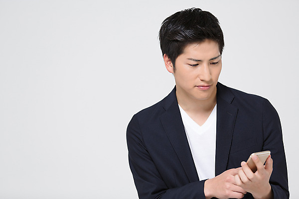 포토 JPG 스튜디오촬영 외국인 해외기획촬영 라이프스타일 남자 맨라이프 모션 실내 한명 서기 들기 사람 동양인 상반신 20대 성인 앞모습 스마트폰 일본인 2015년일본 남자만 남자한명만 성인남자만 청년만 청년남자만 청년남자한명만 성인한명만 성인남자한명만 성인만 국내포토 1 뷰포인트 인종 청년 내부 생활 핸드폰 스마트기기 파일형식