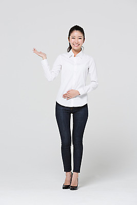 포토 JPG 스튜디오촬영 전신 외국인 해외기획촬영 우먼라이프 라이프스타일 여자 모션 안내 실내 한명 서기 미소 사람 동양인 손짓 20대 성인 앞모습 가리킴 일본인 2015년일본 여자만 여자한명만 성인여자만 청년만 청년여자만 성인한명만 청년여자한명만 성인여자한명만 성인만 국내포토 1 뷰포인트 표정 인종 청년 내부 생활 파일형식