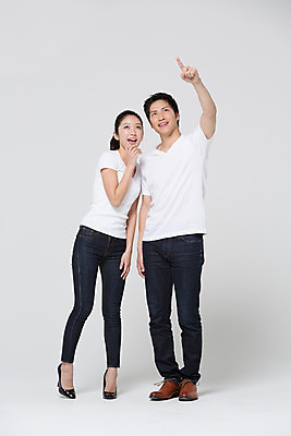 포토 JPG 스튜디오촬영 전신 외국인 해외기획촬영 라이프스타일 커플 응시 여자 남자 커플라이프 모션 함께함 실내 사랑 서기 미소 사람 동양인 손짓 20대 성인 두명 앞모습 다정 올려보기 가리킴 일본인 2015년일본 청년만 성인만 국내포토 시선 감정 뷰포인트 컨셉 관계 표정 인종 청년 내부 생활 파일형식