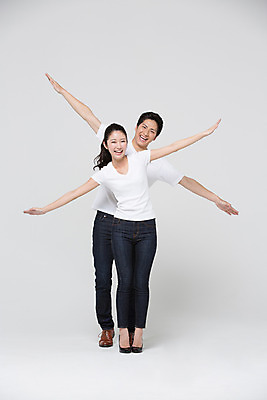 포토 JPG 스튜디오촬영 전신 외국인 해외기획촬영 라이프스타일 커플 여자 남자 커플라이프 장난 모션 팔벌리기 함께함 실내 사랑 서기 미소 사람 동양인 손짓 20대 성인 두명 앞모습 다정 일본인 2015년일본 청년만 성인만 국내포토 감정 뷰포인트 컨셉 관계 표정 인종 청년 내부 생활 파일형식