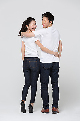 포토 JPG 스튜디오촬영 전신 외국인 해외기획촬영 라이프스타일 커플 여자 남자 커플라이프 모션 어깨동무 함께함 실내 사랑 서기 미소 사람 동양인 20대 성인 두명 뒷모습 다정 뒤돌아보기 일본인 2015년일본 청년만 성인만 국내포토 감정 뷰포인트 포즈 컨셉 관계 표정 인종 청년 내부 생활 파일형식