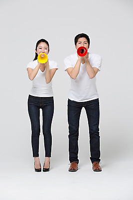 포토 JPG 스튜디오촬영 전신 외국인 해외기획촬영 라이프스타일 커플 여자 남자 커플라이프 모션 함께함 실내 사랑 서기 미소 들기 사람 동양인 20대 성인 두명 앞모습 확성기 다정 외침 일본인 2015년일본 청년만 성인만 국내포토 감정 뷰포인트 컨셉 관계 표정 인종 청년 내부 생활 소리 파일형식