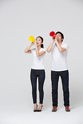 포토 JPG 스튜디오촬영 전신 외국인 해외기획촬영 라이프스타일 커플 응시 여자 남자 커플라이프 모션 함께함 실내 사랑 서기 들기 사람 동양인 20대 성인 두명 앞모습 확성기 다정 외침 일본인 2015년일본 청년만 성인만 국내포토 시선 감정 뷰포인트 컨셉 관계 인종 청년 내부 생활 소리 파일형식