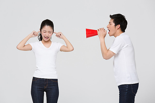 포토 JPG 스튜디오촬영 외국인 해외기획촬영 라이프스타일 커플 여자 남자 커플라이프 모션 함께함 실내 사랑 서기 들기 사람 동양인 상반신 20대 성인 두명 앞모습 옆모습 확성기 다정 외침 일본인 귀막기 시끄러움 2015년일본 청년만 성인만 국내포토 감정 뷰포인트 컨셉 관계 인종 손짓 청년 내부 생활 소리 파일형식