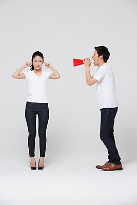 포토 JPG 스튜디오촬영 전신 외국인 해외기획촬영 라이프스타일 커플 여자 남자 커플라이프 모션 함께함 실내 사랑 서기 들기 사람 동양인 20대 성인 두명 앞모습 옆모습 확성기 다정 외침 일본인 귀막기 시끄러움 2015년일본 청년만 성인만 국내포토 감정 뷰포인트 컨셉 관계 인종 손짓 청년 내부 생활 소리 파일형식