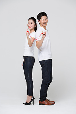 포토 JPG 스튜디오촬영 전신 외국인 해외기획촬영 라이프스타일 커플 여자 남자 커플라이프 손가락 모션 함께함 실내 사랑 서기 미소 사람 동양인 20대 성인 두명 옆모습 다정 등맞대기 실 연결 일본인 묶기 새끼손가락 2015년일본 청년만 성인만 국내포토 손 감정 뷰포인트 컨셉 관계 표정 인종 청년 내부 생활 파일형식