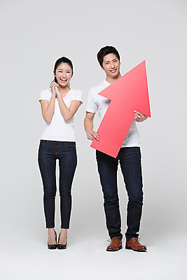 포토 JPG 스튜디오촬영 전신 외국인 해외기획촬영 라이프스타일 커플 여자 남자 화살표 커플라이프 모션 함께함 실내 사랑 서기 미소 들기 사람 동양인 손짓 20대 성인 두명 앞모습 다정 일본인 상승 2015년일본 청년만 성인만 국내포토 감정 뷰포인트 컨셉 관계 표정 인종 청년 내부 생활 파일형식