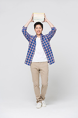 포토 JPG 스튜디오촬영 전신 외국인 해외기획촬영 라이프스타일 남자 대학생 모션 대학생라이프 실내 한명 서기 미소 들기 사람 동양인 20대 성인 앞모습 책 일본인 2015년일본 남자만 남자한명만 성인남자만 청년만 청년남자만 청년남자한명만 성인한명만 성인남자한명만 성인만 국내포토 1 학생 뷰포인트 표정 인종 청년 내부 생활 파일형식