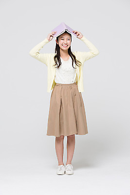 포토 JPG 스튜디오촬영 전신 외국인 해외기획촬영 라이프스타일 여자 대학생 모션 대학생라이프 실내 한명 서기 미소 들기 사람 동양인 20대 성인 앞모습 책 일본인 2015년일본 여자만 여자한명만 성인여자만 청년만 청년여자만 성인한명만 청년여자한명만 성인여자한명만 성인만 국내포토 1 학생 뷰포인트 표정 인종 청년 내부 생활 파일형식