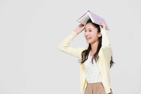 포토 JPG 스튜디오촬영 외국인 해외기획촬영 라이프스타일 응시 여자 대학생 모션 대학생라이프 실내 한명 서기 미소 들기 사람 동양인 상반신 20대 성인 옆모습 책 일본인 2015년일본 여자만 여자한명만 성인여자만 청년만 청년여자만 성인한명만 청년여자한명만 성인여자한명만 성인만 국내포토 1 학생 시선 뷰포인트 표정 인종 청년 내부 생활 파일형식