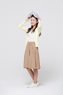 포토 JPG 스튜디오촬영 전신 외국인 해외기획촬영 라이프스타일 여자 대학생 모션 대학생라이프 실내 한명 서기 미소 들기 사람 동양인 20대 성인 앞모습 책 일본인 2015년일본 여자만 여자한명만 성인여자만 청년만 청년여자만 성인한명만 청년여자한명만 성인여자한명만 성인만 국내포토 1 학생 뷰포인트 표정 인종 청년 내부 생활 파일형식