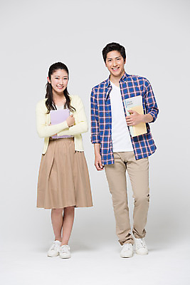 포토 JPG 스튜디오촬영 전신 외국인 해외기획촬영 라이프스타일 여자 남자 대학생 모션 대학생라이프 함께함 실내 사랑 서기 미소 들기 사람 동양인 20대 성인 두명 앞모습 책 친구 다정 일본인 2015년일본 청년만 성인만 국내포토 학생 감정 뷰포인트 컨셉 관계 표정 인종 청년 내부 생활 파일형식