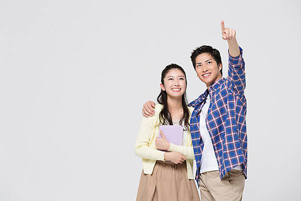 포토 JPG 스튜디오촬영 외국인 해외기획촬영 라이프스타일 여자 남자 대학생 모션 대학생라이프 함께함 실내 사랑 서기 미소 들기 사람 동양인 손짓 상반신 20대 성인 두명 앞모습 책 친구 다정 가리킴 일본인 2015년일본 청년만 성인만 국내포토 학생 감정 뷰포인트 컨셉 관계 표정 인종 청년 내부 생활 파일형식