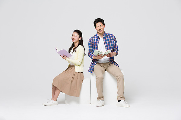 포토 JPG 스튜디오촬영 전신 외국인 해외기획촬영 라이프스타일 여자 남자 대학생 모션 대학생라이프 함께함 실내 사랑 미소 들기 사람 앉기 동양인 20대 성인 두명 앞모습 책 친구 다정 일본인 2015년일본 청년만 성인만 국내포토 학생 감정 뷰포인트 컨셉 관계 표정 인종 청년 내부 생활 파일형식