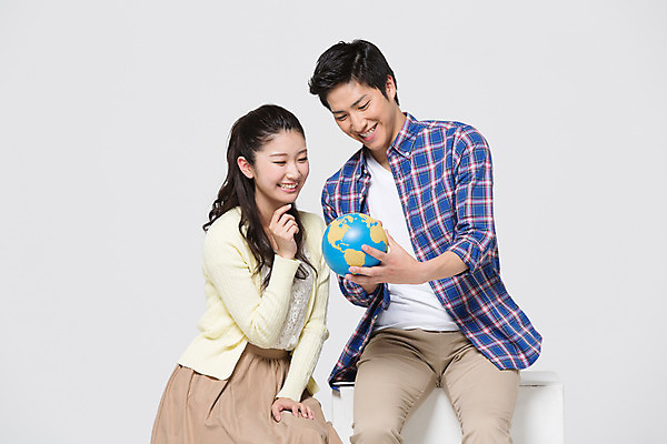 포토 JPG 스튜디오촬영 외국인 해외기획촬영 라이프스타일 여자 남자 대학생 모션 대학생라이프 함께함 실내 사랑 미소 들기 사람 앉기 동양인 상반신 20대 성인 두명 앞모습 친구 지구본 다정 일본인 2015년일본 청년만 성인만 국내포토 학생 감정 뷰포인트 컨셉 관계 표정 인종 청년 내부 생활 파일형식