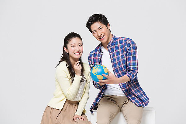 포토 JPG 스튜디오촬영 외국인 해외기획촬영 라이프스타일 여자 남자 대학생 모션 대학생라이프 함께함 실내 사랑 미소 들기 사람 앉기 동양인 상반신 20대 성인 두명 앞모습 친구 지구본 다정 일본인 2015년일본 청년만 성인만 국내포토 학생 감정 뷰포인트 컨셉 관계 표정 인종 청년 내부 생활 파일형식