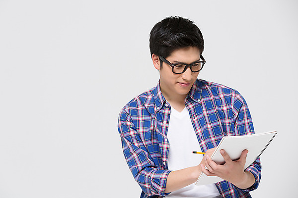 포토 JPG 스튜디오촬영 외국인 해외기획촬영 라이프스타일 남자 안경 대학생 모션 대학생라이프 실내 한명 들기 사람 앉기 동양인 상반신 20대 성인 앞모습 연필 공책 기록 일본인 2015년일본 남자만 남자한명만 성인남자만 청년만 청년남자만 청년남자한명만 성인한명만 성인남자한명만 성인만 안경낌 국내포토 1 학생 잡화 뷰포인트 문구용품 학용품 인종 청년 내부 생활 필기구 파일형식