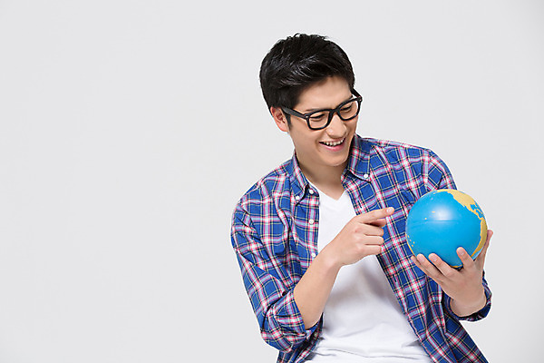 포토 JPG 스튜디오촬영 외국인 해외기획촬영 라이프스타일 남자 안경 대학생 모션 대학생라이프 실내 한명 서기 미소 들기 사람 동양인 손짓 상반신 20대 성인 앞모습 지구본 가리킴 일본인 2015년일본 남자만 남자한명만 성인남자만 청년만 청년남자만 청년남자한명만 성인한명만 성인남자한명만 성인만 안경낌 국내포토 1 학생 잡화 뷰포인트 표정 인종 청년 내부 생활 파일형식