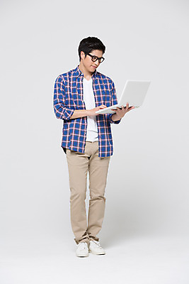 포토 JPG 스튜디오촬영 전신 외국인 해외기획촬영 라이프스타일 남자 안경 대학생 모션 대학생라이프 실내 한명 서기 들기 사람 동양인 20대 성인 앞모습 노트북 일본인 2015년일본 남자만 남자한명만 성인남자만 청년만 청년남자만 청년남자한명만 성인한명만 성인남자한명만 성인만 안경낌 국내포토 1 학생 잡화 뷰포인트 인종 청년 내부 생활 전자제품 파일형식