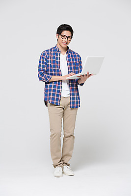 포토 JPG 스튜디오촬영 전신 외국인 해외기획촬영 라이프스타일 남자 안경 대학생 모션 대학생라이프 실내 한명 서기 들기 사람 동양인 20대 성인 앞모습 노트북 일본인 2015년일본 남자만 남자한명만 성인남자만 청년만 청년남자만 청년남자한명만 성인한명만 성인남자한명만 성인만 안경낌 국내포토 1 학생 잡화 뷰포인트 인종 청년 내부 생활 전자제품 파일형식