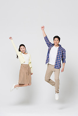 포토 JPG 스튜디오촬영 전신 외국인 해외기획촬영 라이프스타일 여자 남자 대학생 모션 대학생라이프 함께함 실내 사랑 미소 사람 동양인 손짓 20대 성인 두명 앞모습 점프 다정 일본인 2015년일본 청년만 성인만 국내포토 학생 감정 뷰포인트 컨셉 표정 인종 청년 내부 생활 파일형식