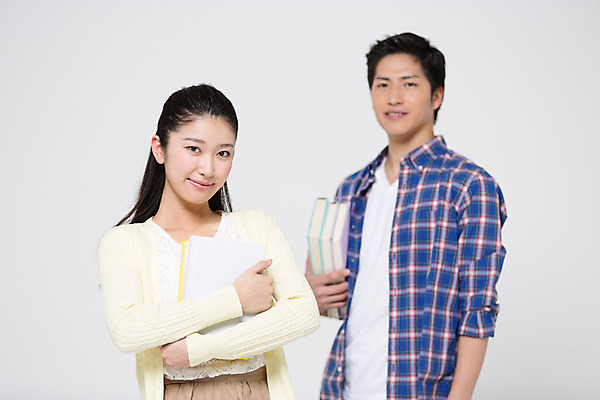 포토 JPG 스튜디오촬영 외국인 해외기획촬영 라이프스타일 여자 남자 대학생 모션 대학생라이프 함께함 실내 사랑 서기 미소 들기 사람 동양인 상반신 20대 성인 두명 앞모습 책 다정 일본인 2015년일본 청년만 성인만 국내포토 학생 감정 뷰포인트 컨셉 표정 인종 청년 내부 생활 파일형식