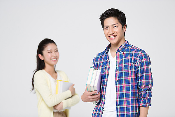 포토 JPG 스튜디오촬영 외국인 해외기획촬영 라이프스타일 여자 남자 대학생 모션 대학생라이프 함께함 실내 사랑 서기 미소 들기 사람 동양인 상반신 20대 성인 두명 앞모습 책 다정 일본인 2015년일본 청년만 성인만 국내포토 학생 감정 뷰포인트 컨셉 표정 인종 청년 내부 생활 파일형식