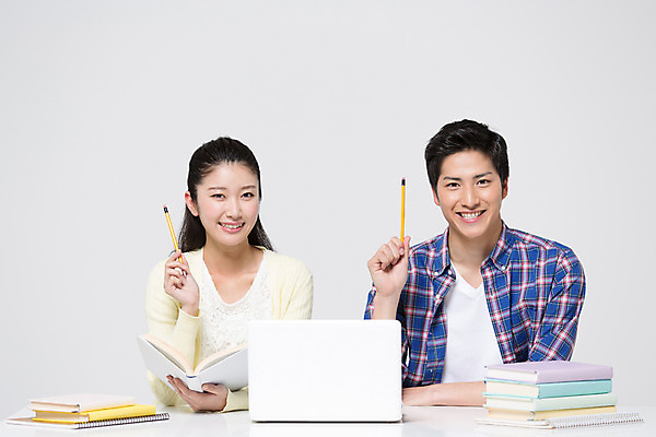 포토 JPG 스튜디오촬영 외국인 해외기획촬영 라이프스타일 여자 남자 대학생 모션 탁자 대학생라이프 함께함 실내 사랑 미소 들기 사람 앉기 동양인 상반신 20대 성인 두명 앞모습 책 노트북 연필 공책 다정 일본인 2015년일본 청년만 성인만 국내포토 학생 감정 뷰포인트 가구 컨셉 문구용품 학용품 표정 인종 청년 내부 생활 전자제품 필기구 파일형식